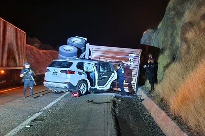 Mueren 4 tripulantes de una camioneta golpeada al volcar el contenedor de un tráiler, en la Siglo XXI