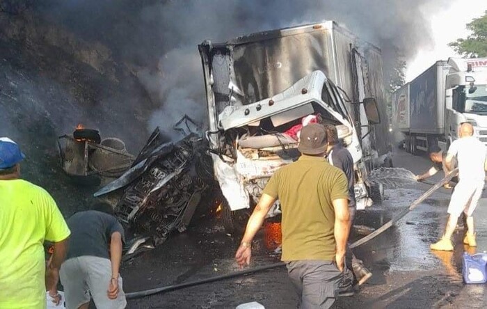 Mueren cuatro personas calcinadas en choque entre camión de carga y dos camionetas