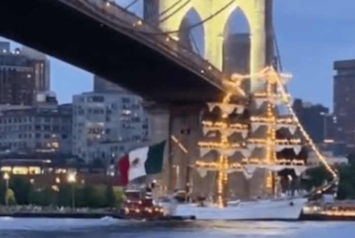 Mueren dos marinos en choque del Cuauhtémoc contra el puente de Brooklyn en NY