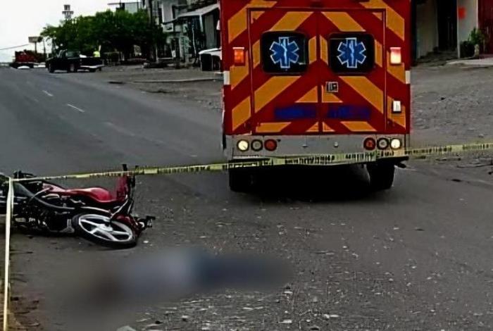 Múgica: hombre de la tercera edad intenta cruzar la calle y lo impacta una moto