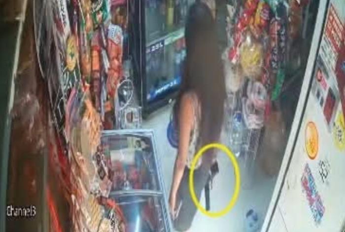 Mujer armada y su cómplice asaltan tienda en Morelia; todo queda grabado