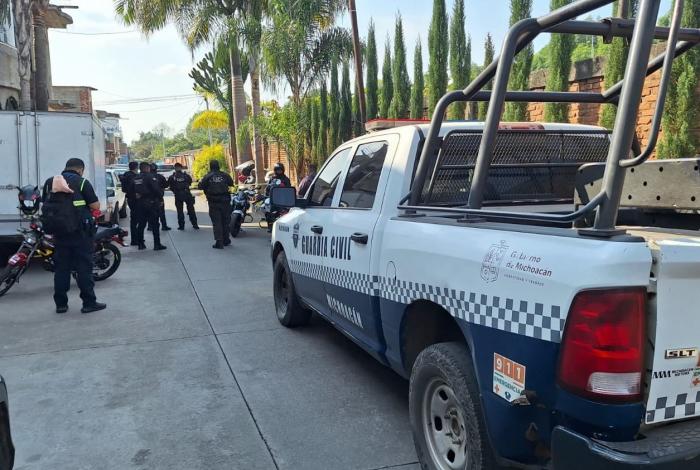 Mujer asesinada de 6 balazos en la colonia La Mora, en Uruapan