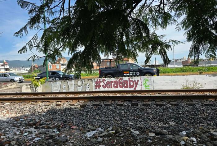 Mujer en aparente situación de calle queda herida tras ser atropellada por el tren en Morelia