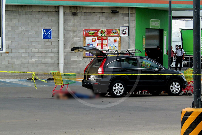 Mujer es asesinada en estacionamiento de Bodega Aurrera, en Jacona