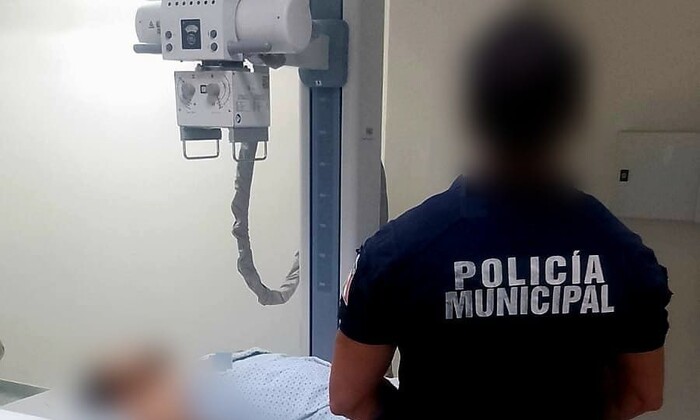 Mujer herida lleva al hospital a su hijo que fue baleado