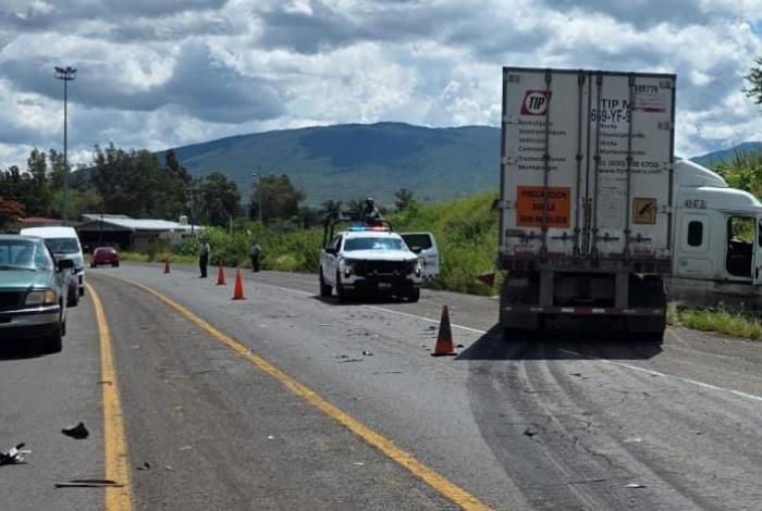 Mujer lesi0nad4; un tráiler embistió su auto en Zamora