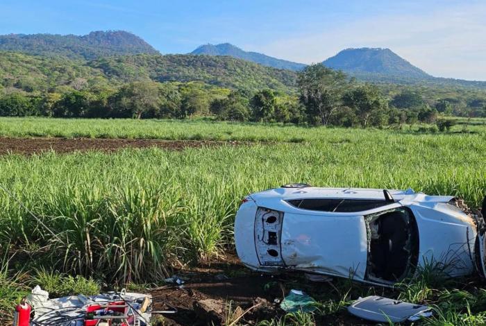 Mujer lesionada en volcadura cerca de la comunidad de Petembo, en Tacámbaro