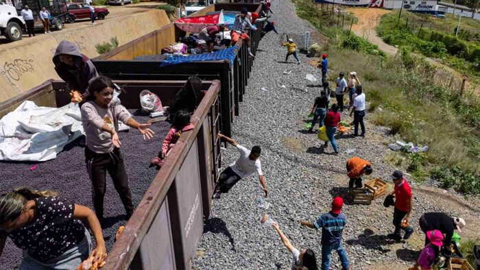 Mujer migrante intenta subir al tren ‘La Bestia’, cae y la parte en dos