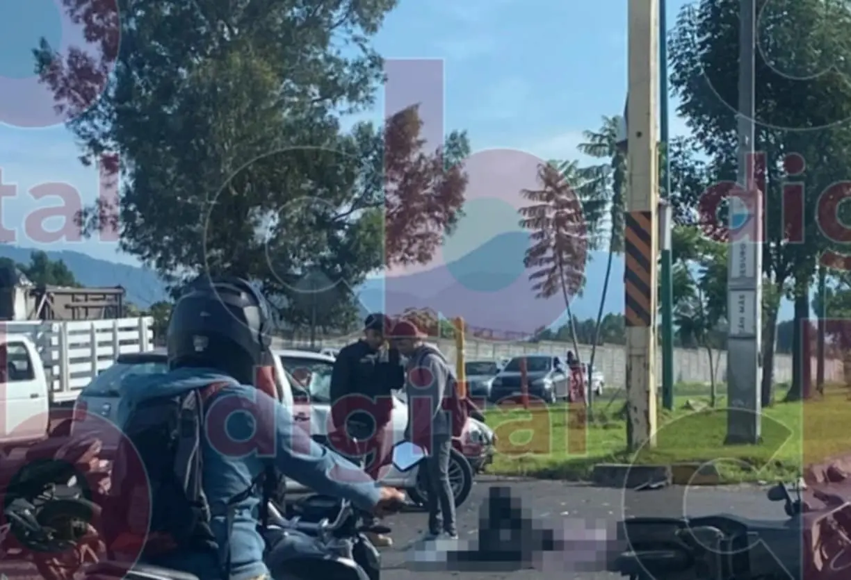 Mujer motociclista al borde de la muerte en Uruapan