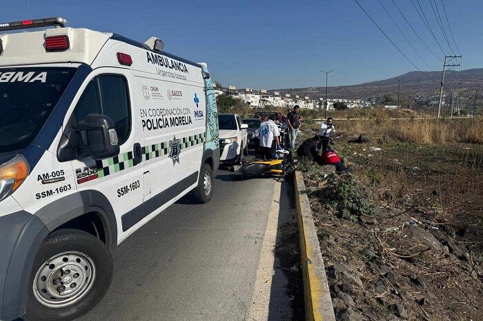 Mujer motociclista es atropellada por una camioneta en Villas del Pedregal