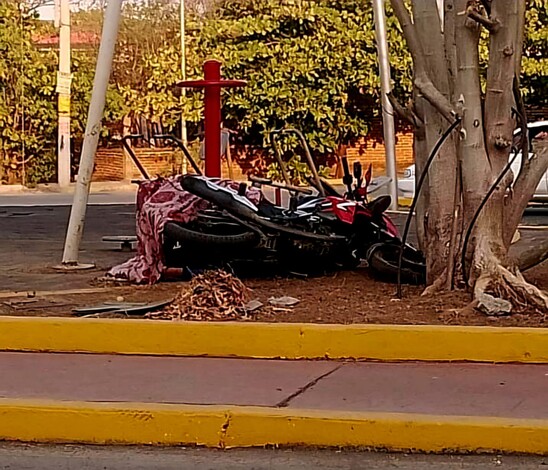 Mujer muere al chocar su moto contra un árbol, en Apatzingán