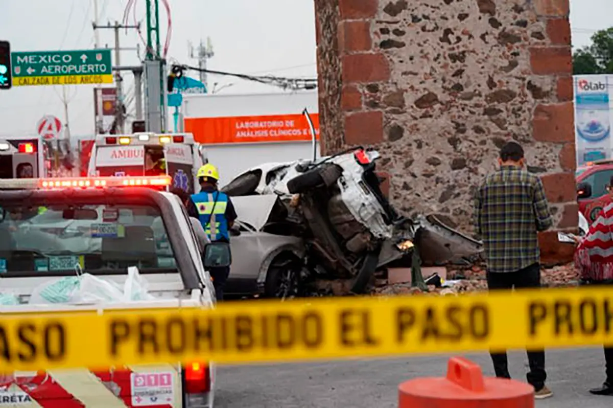 Mujer provoca choque mortal tras pasarse semáforo en rojo en Querétaro