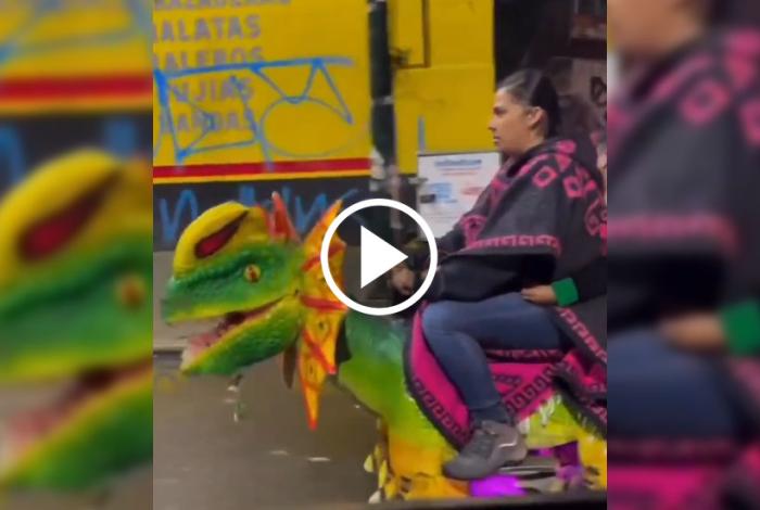 Mujer recorre la CDMX en un dinosaurio motorizado