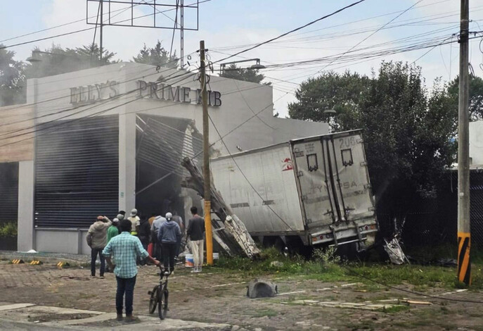 #Nacional | Tráiler se impacta contra un restaurante en la México-Toluca; hay al menos 2 muertos