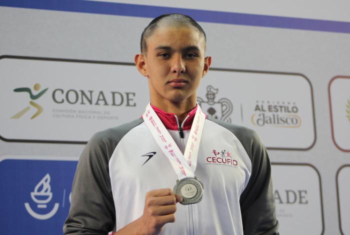 Nadador de 14 años gana plata en Olimpiada Nacional
