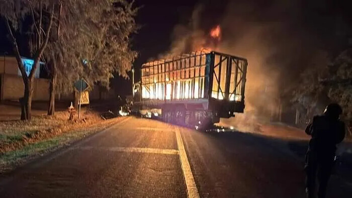 Narco incendia camión de carga en Queréndaro