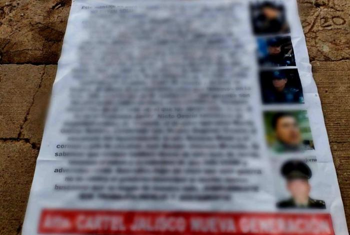 Narcomantas en Uruapan señalan a funcionarios locales; autoridades las retiran