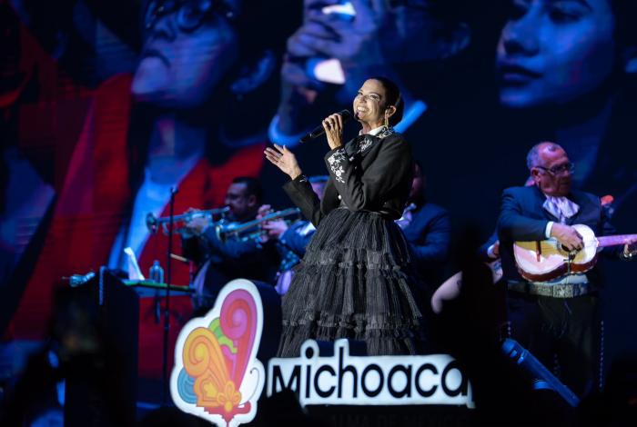Natalia Jiménez estremece al Palacio del Arte en el cierre de conciertos del Jalo Futbolero