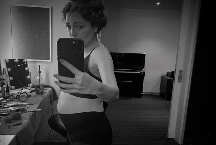 Natalia Lafourcade anuncia su embarazo en plena gira