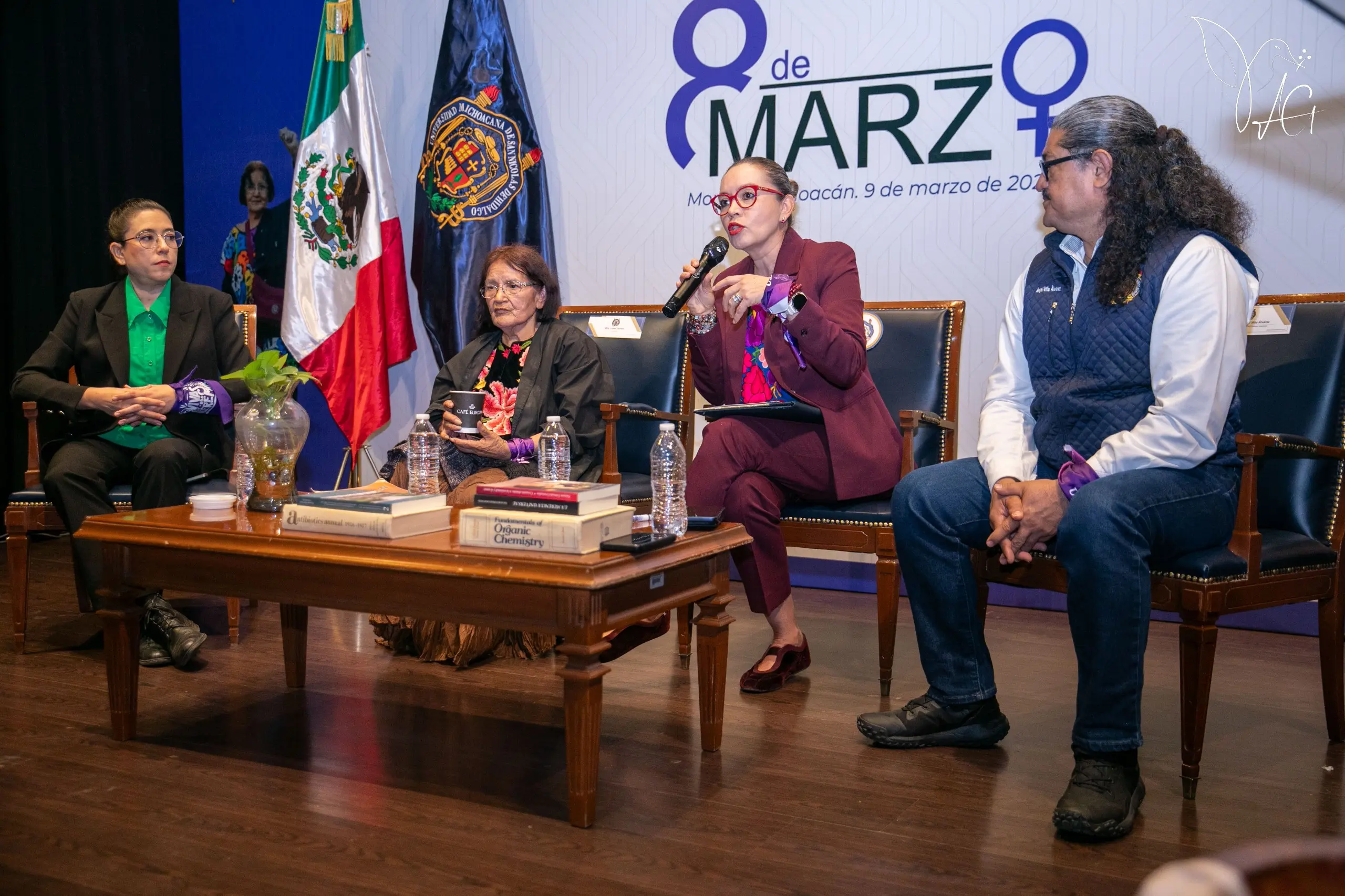 Necesario visibilizar el papel de las mujeres en la historia, señala la profesora Lupita Estrada ante estudiantes