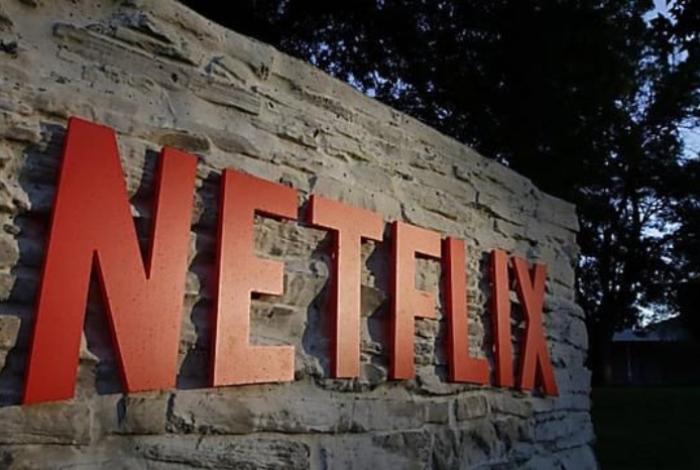 Netflix cae un 4.9 % tras recortar proyecciones y con el acuerdo con Warner en el aire