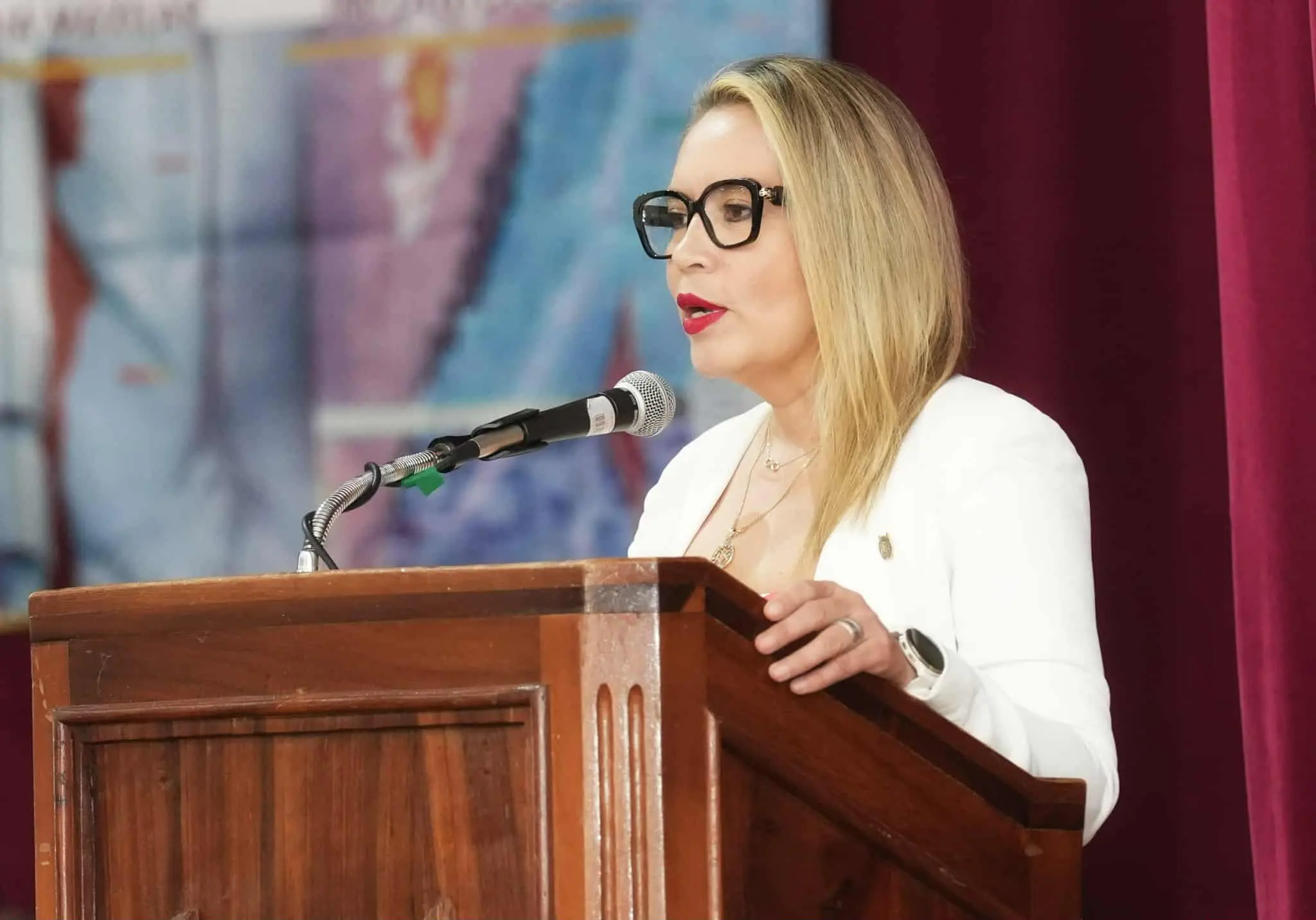 Nicolaitas siguen la ruta de la excelencia profesional; Yarabí Ávila clausura diplomados de Odontología