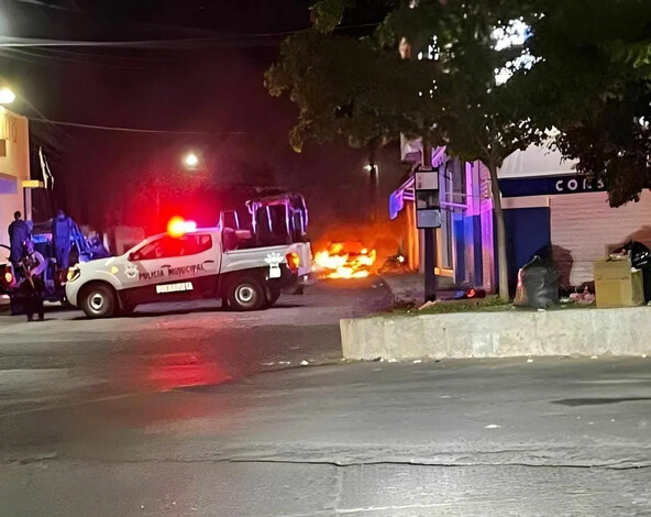 Niños “jugando” con pirotecnia provocan incendio de camioneta