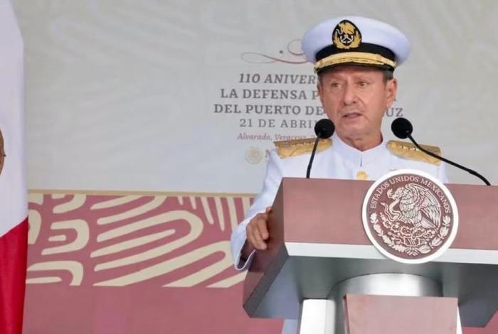 No lo hallan, pero sigue cobrando en Marina; ¡gana $150 mil al mes!