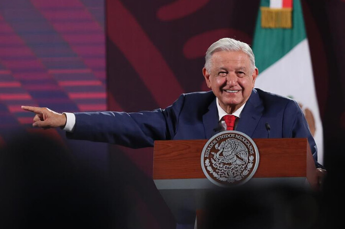 "No pasa nada", AMLO promete no actuar contra la persona que le arrojó una botella de agua