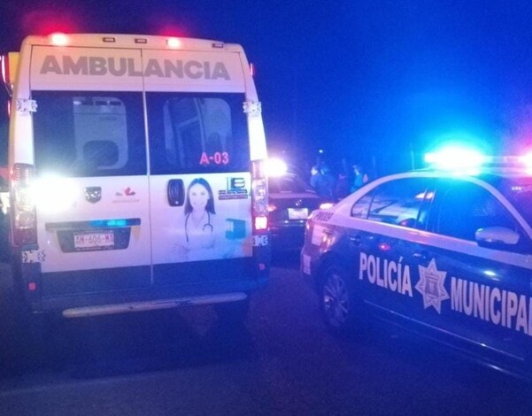 Noche de sábado fatal: muere motociclista en choque y peatón es arrollado