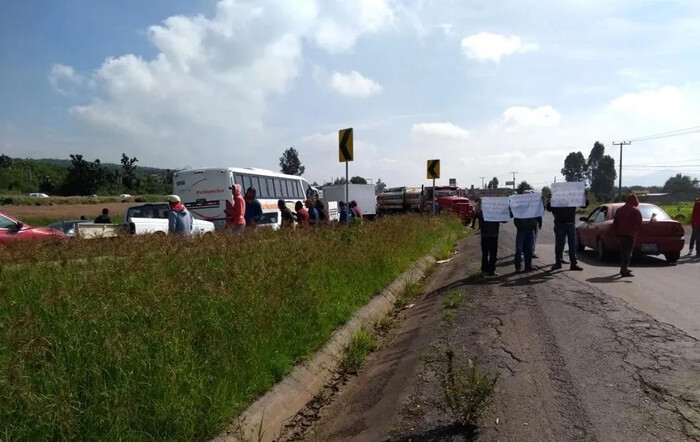 Normalistas de Tiri bloquean la “Pátzcuaro-Morelia”; protestan contra policía