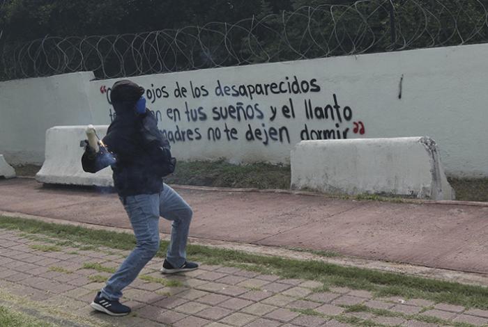Normalistas lanzan petardos contra instalaciones militares en Iguala por caso Ayotzinapa