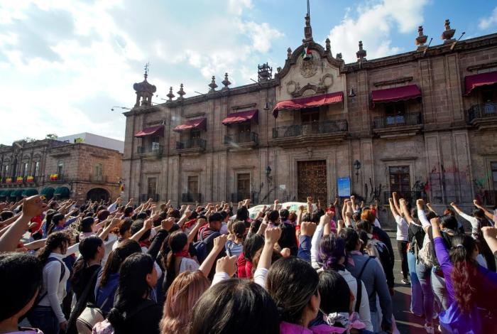 Normalistas marchan y se concentran en el Centro, en memoria de estudiantes reprimidos