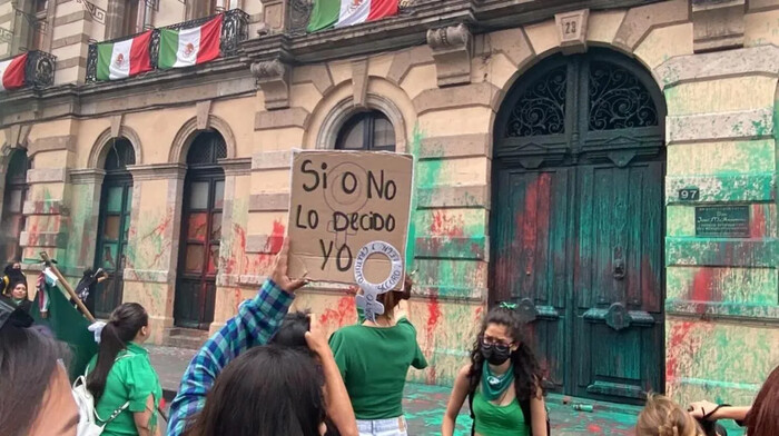 “Nuestros derechos no son botín político”; colectivas feministas se manifiestan en Morelia