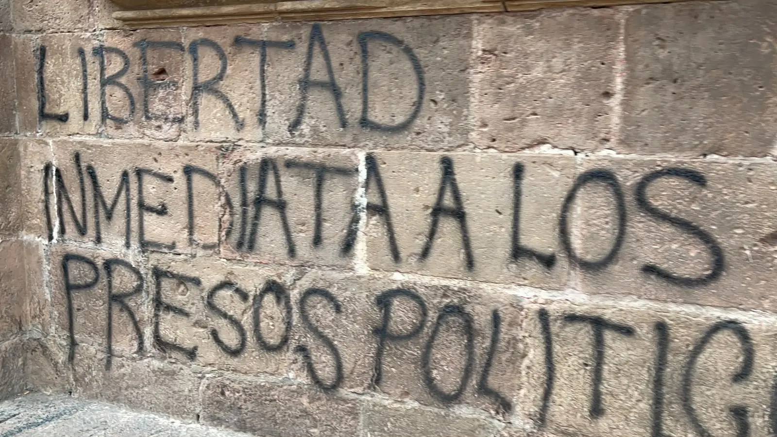 Nuevamente vandalizan la fachada del Palacio de Gobierno
