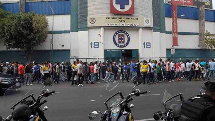 Obligan a fans del América a tirar sus playeras a la basura para poder entrar al estadio