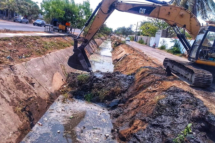 Obras Públicas continúa con limpieza de canales en Lázaro Cárdenas