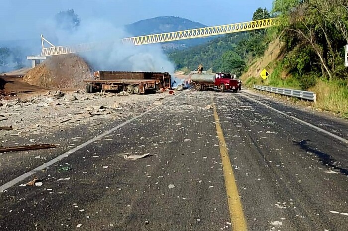 Ocho fallecidos en accidente entre dos tractocamiones y una camioneta en Ziracuaretiro