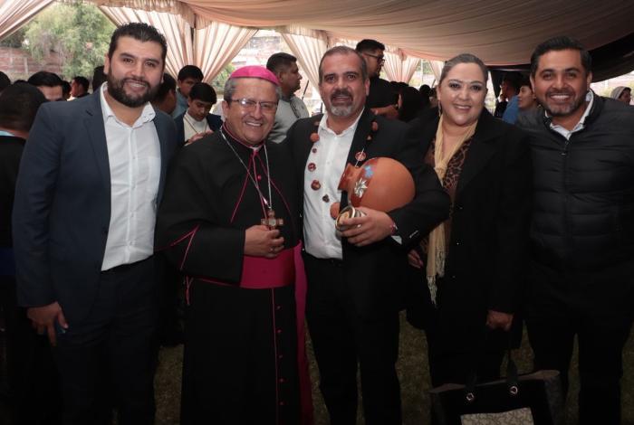 Octavio Ocampo acompaña la toma de posesión de Monseñor Joel Ocampo Gorostieta en Zamora