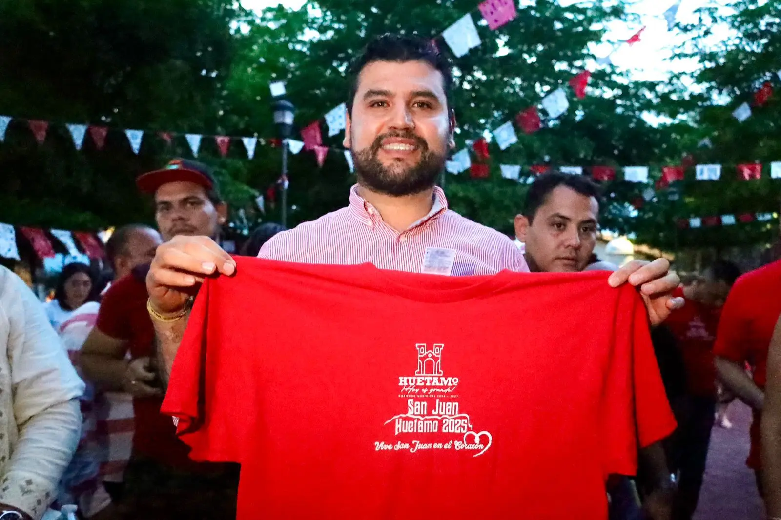 Octavio Ocampo asiste a la celebración de San Juan en Huetamo