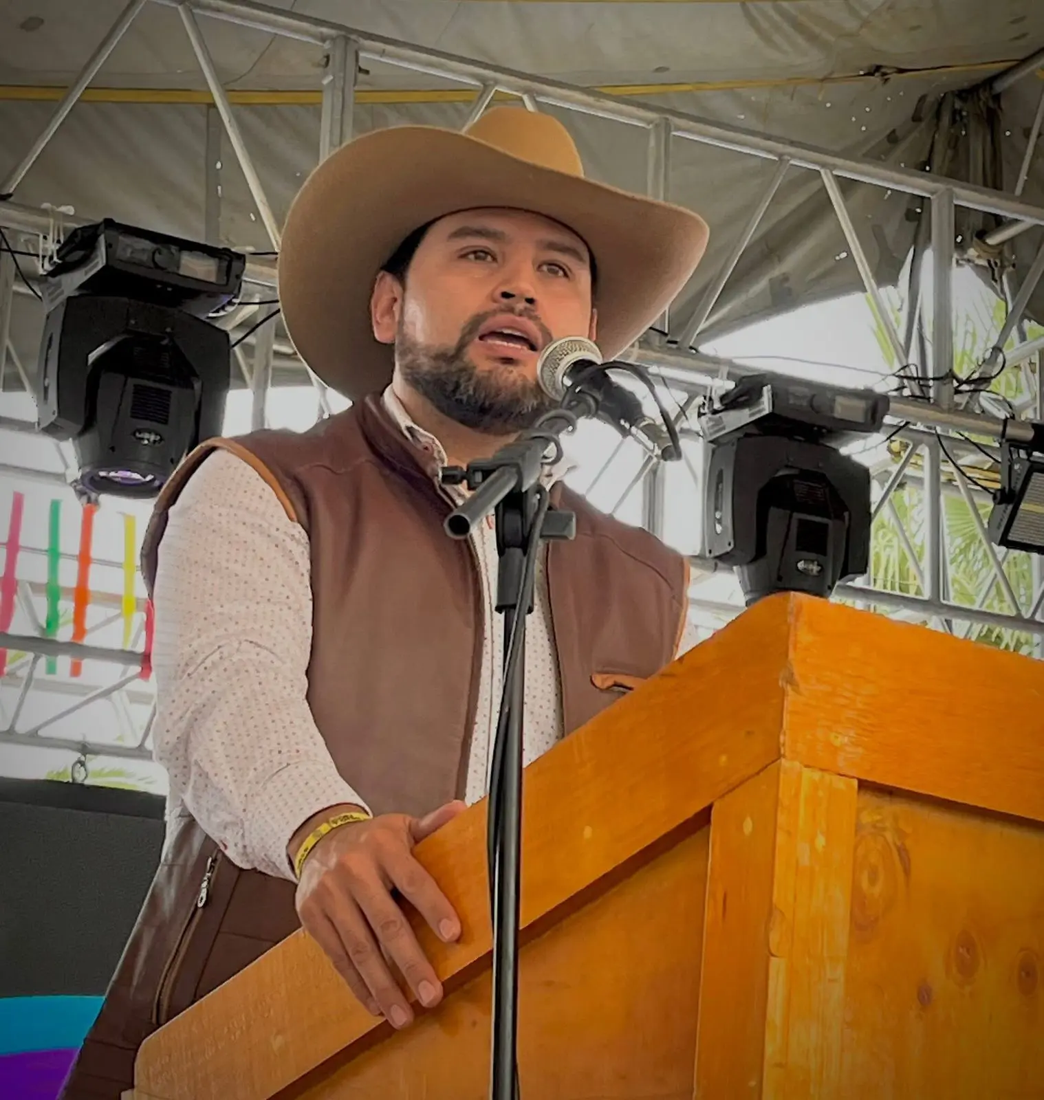 Octavio Ocampo reconoce labor de productores y artesanos en exposición regional de Jerahuaro