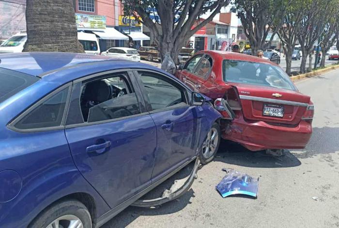 Ocurre choque entre 2 autos sobre el periférico de Morelia