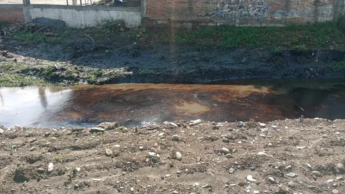 Ocurre de nuevo un derrame de aceite en arroyo de Poza Rica y Coatzintla, Veracruz