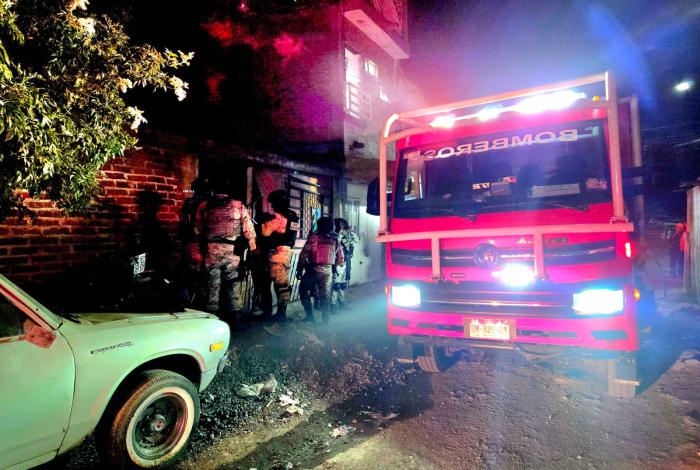 Oficiales de Guardia Nacional auxilian a familia durante incendio, en Zamora