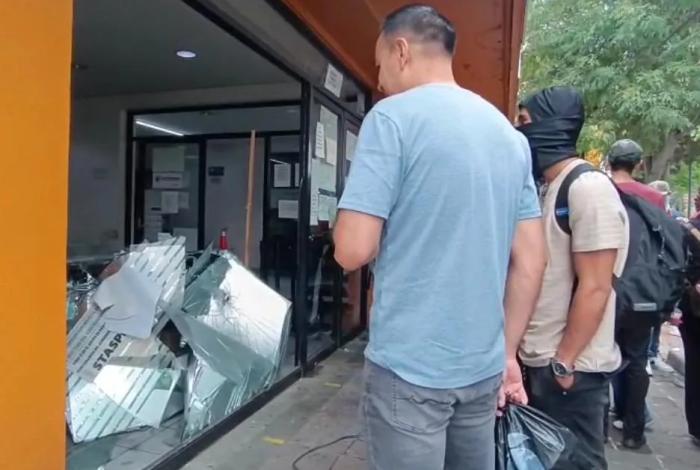 ONOEM destruyó oficinas de Finanzas para exigir asignación de maestros en Michoacán