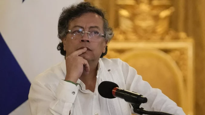Ordenan suspensión del cargo al presidente colombiano Gustavo Petro