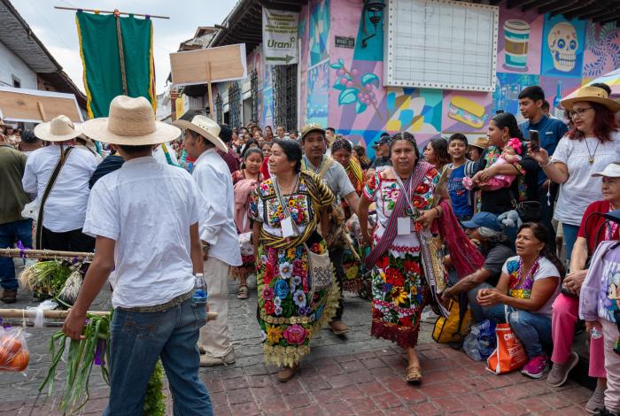 Orgullo michoacano: desfilan artesanos en Uruapan