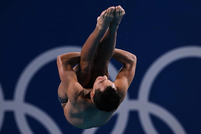 Osmar Olvera avanza a las semifinales de trampolín individual en París 2024