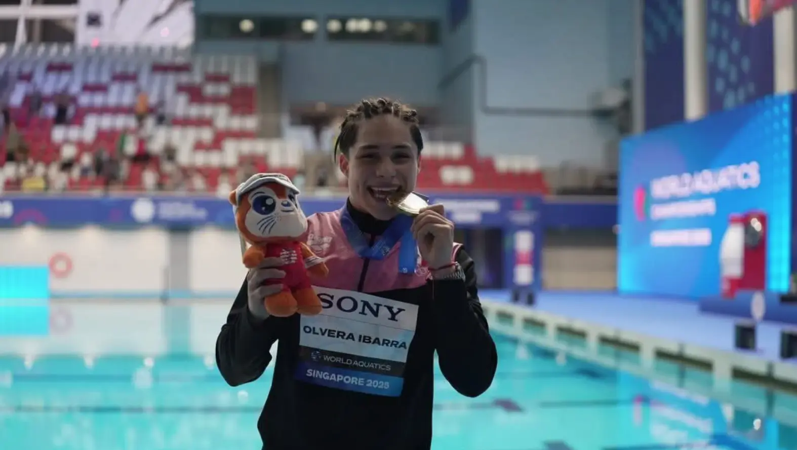 Osmar Olvera se convierte en campeón mundial de trampolín