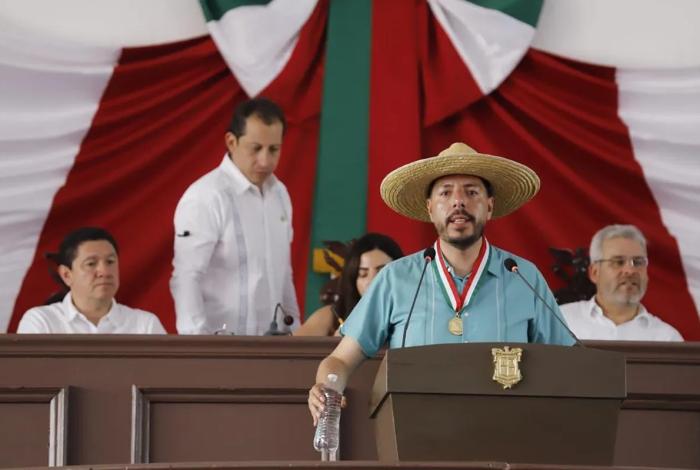 Otorga 76 Legislatura Presea “Constitución de 1814” a Felipe Orlando Aragón Andrade, en Apatzingán